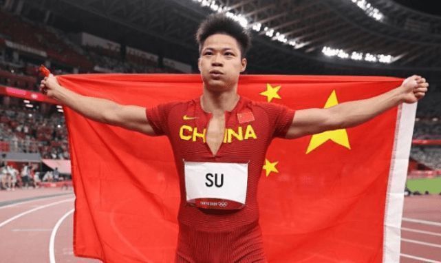 第53分钟，沃克右路送出传中，罗德里抢点射门没有踢正部位。